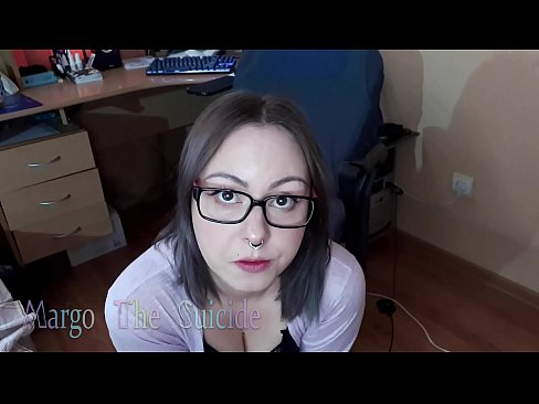 ❤️ Σέξι κορίτσι με γυαλιά πιπιλίζει Dildo βαθιά στην κάμερα ️ Όμορφο πορνό ❤
